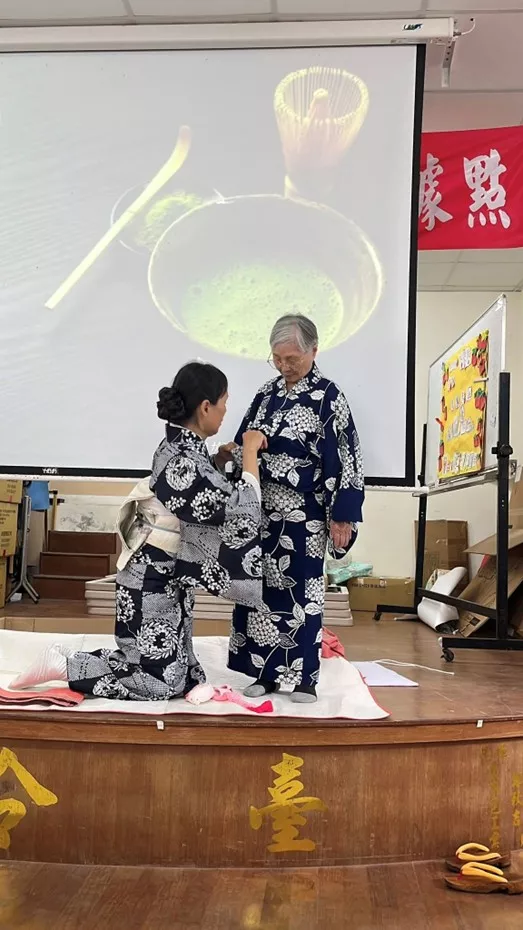 圖一 日本老師親手替長輩穿上浴衣,也穿上了一場跨文化的體驗記憶