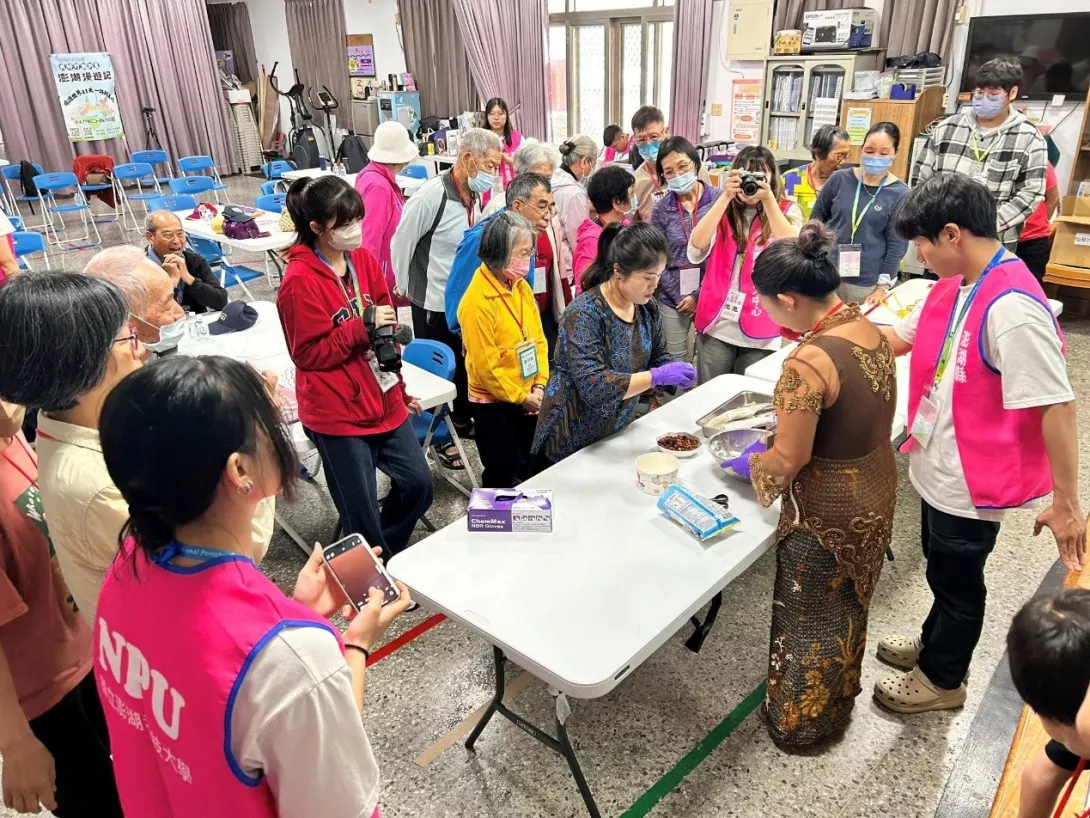 圖三 青年志工從旁協助講師帶領活動,長輩們懷抱期待享受跨文化之旅