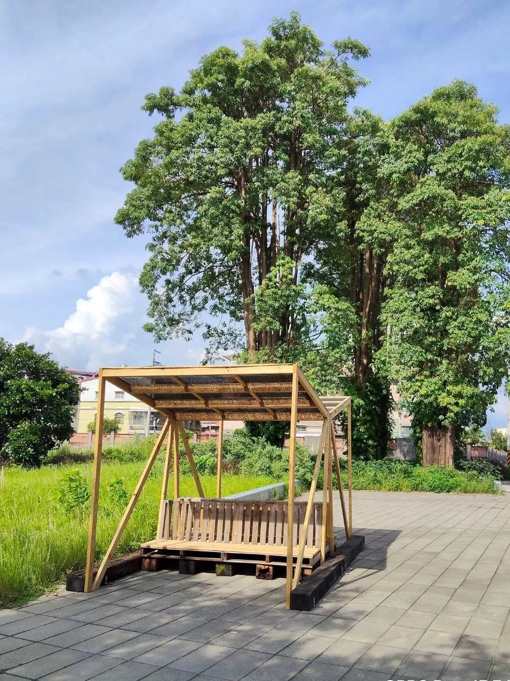 圖二:得獎作品《介線》於旗山糖廠正式落地,為遊客提供舒適休憩空間,也傳遞綠生活理念。