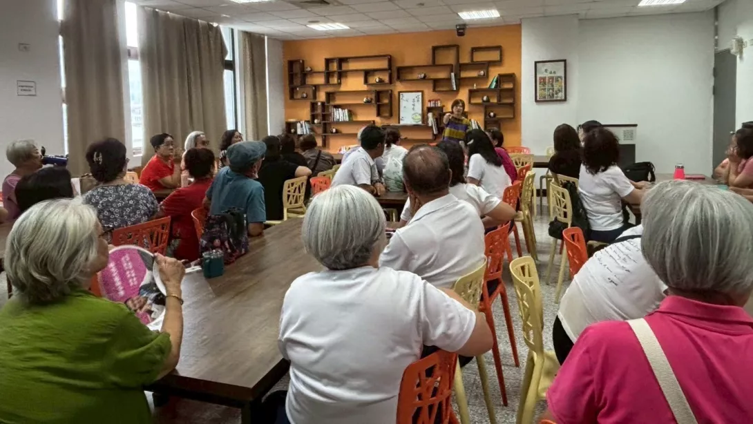 圖四:學員專注聆聽食農教育課程,感受在地文化與自然知識的結合。