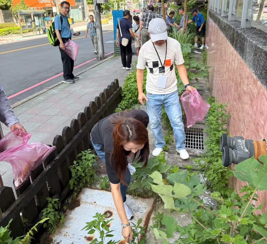 圖四:東南科技大學師生身體力行社區淨街服務,實踐三好精神於生活中。