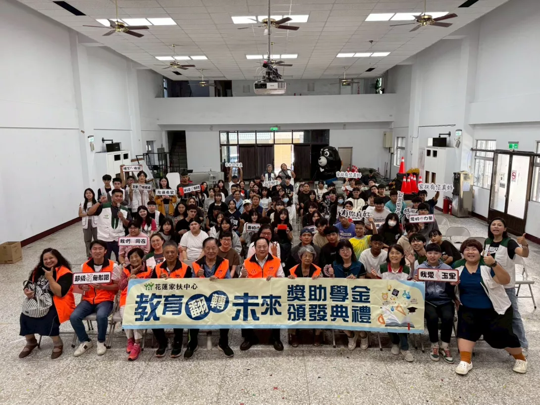 委員攜孩童一同喊出「教育翻轉未來」