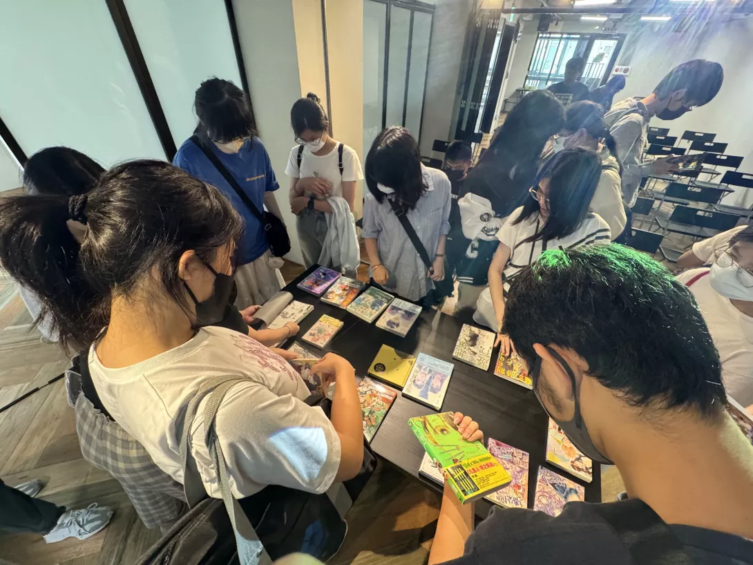 學生們專注翻閱展出的臺灣原創漫畫作品,感受多元風格與創作魅力。