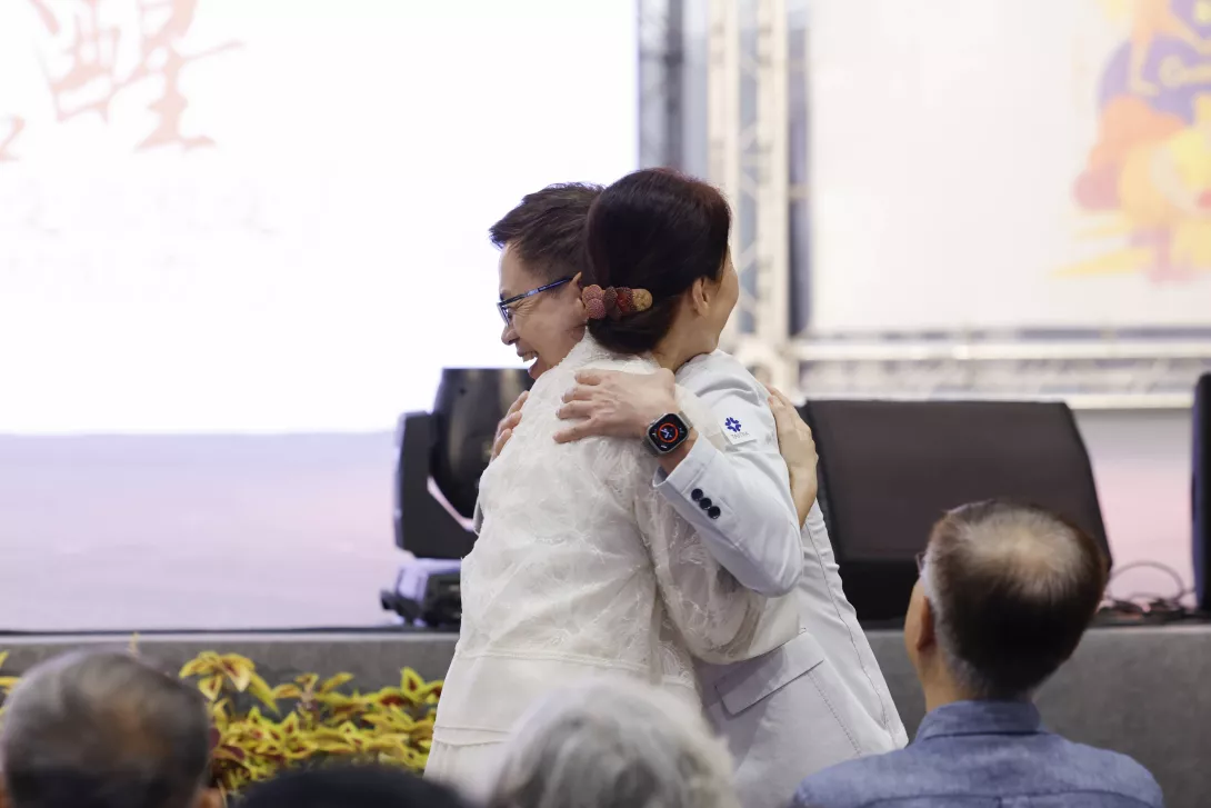 小樹傳愛協會發起人 Dammy 老師與外貿協會 黃志芳 董事長現場示範擁抱心運動