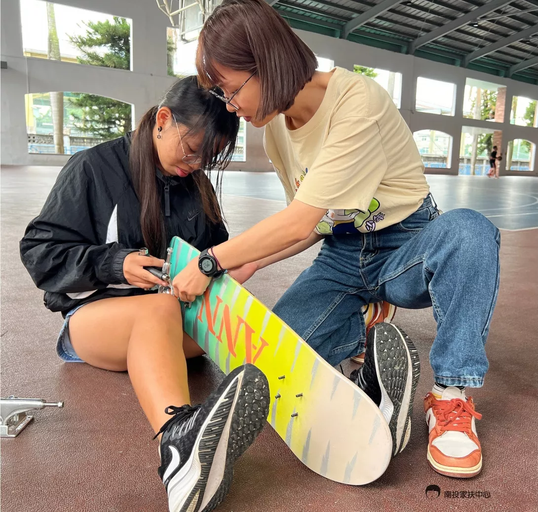 少展成員完成滑板組裝