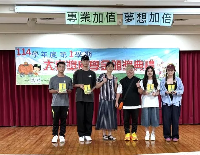 展愛隊志工游建成先生(右三)贈送「幾米夢想手札」予大專學子