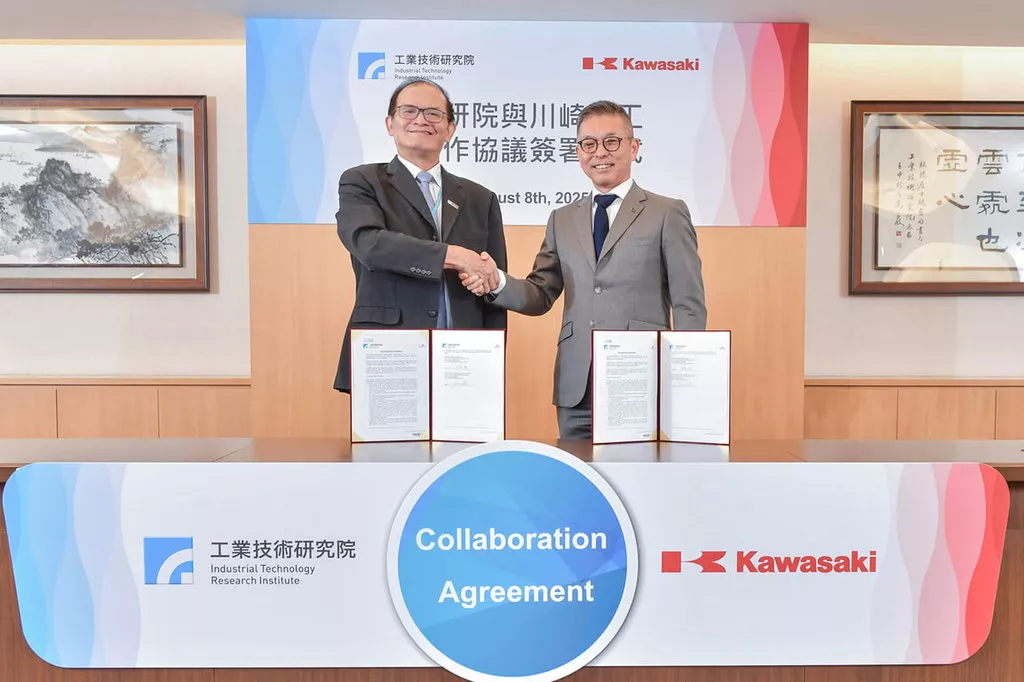 工研院副院長胡竹生(左)代表與日本川崎重工簽署合作協議