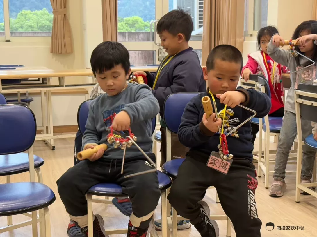 帶領幼兒成員認識奧福樂器並動手敲敲打打