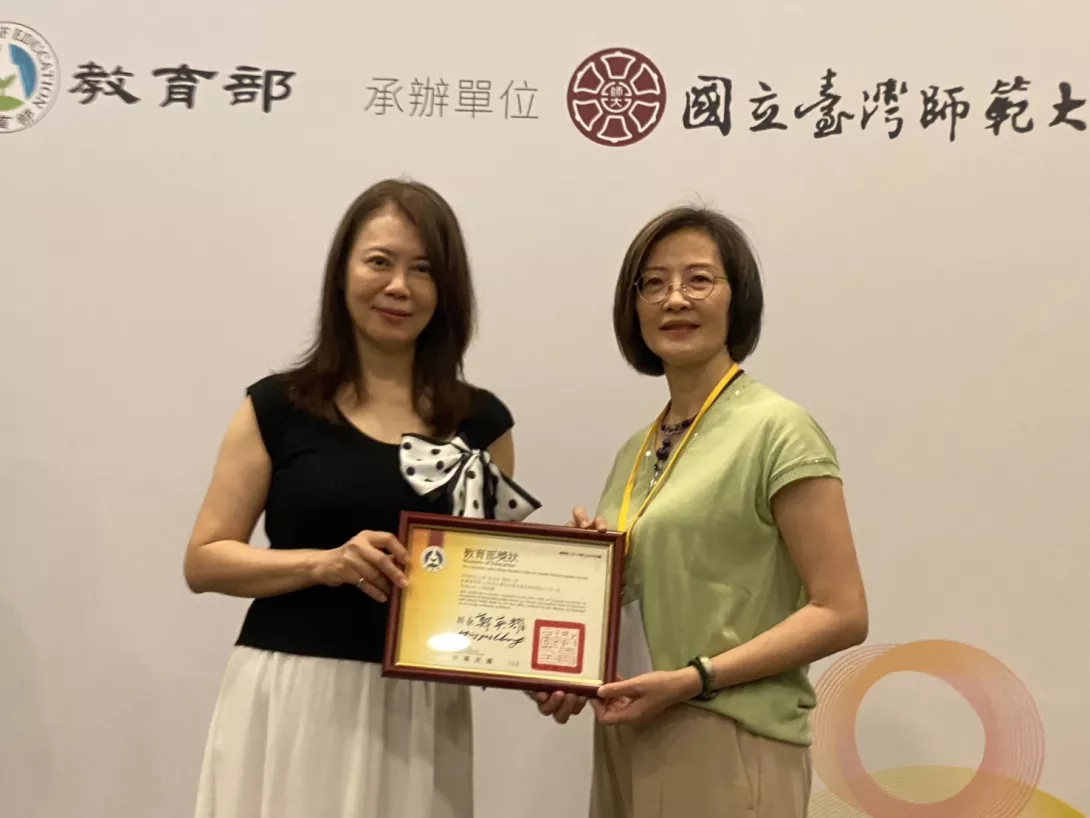 教育部綜合規劃司張金淑副司長(左)親自頒發「衛生工作績優人員」獎項予東南科技大學護理師留玲琅(右)。