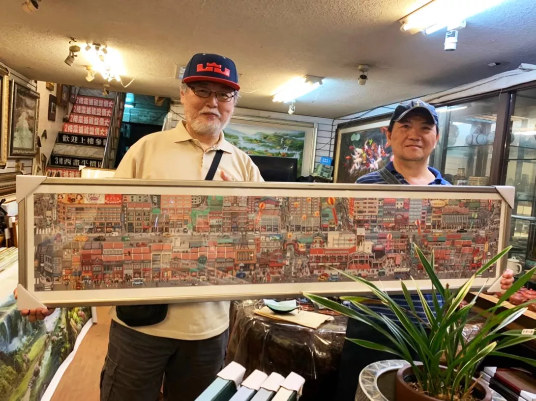 漫畫家凌群(圖左)創作長卷圖,開拓漫畫表現的新視野。(資料照片)