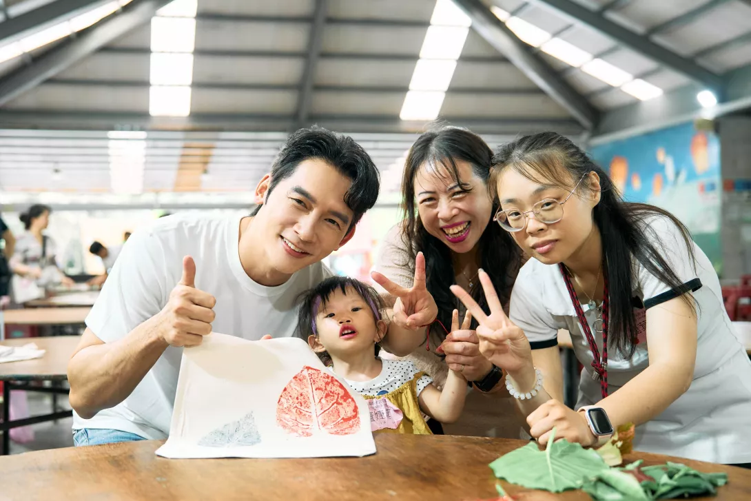 無盡傳愛∞年度愛心大使温昇豪與個案萁萁互動in宜蘭顱顏家庭一日遊05_1