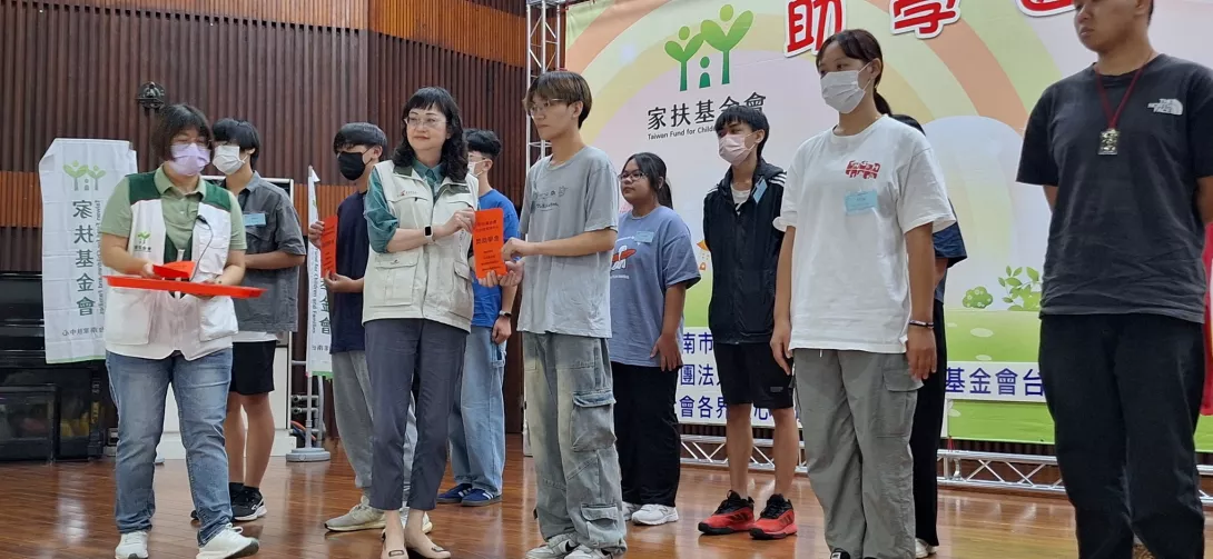 照片4-臺南市政府社會局主任祕書陳雅芬蒞臨活動,勉勵家扶學子。