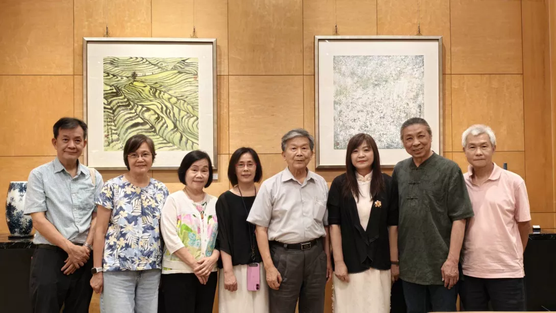 石青創會指導羅振賢教授(右4) 與全體參展人