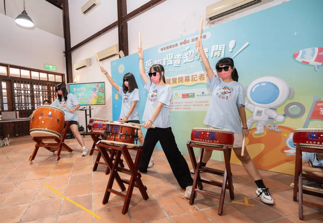 等家寶寶第四屆圓夢計畫成果展開幕記者會,特別邀請計志文聖道基金會主恩兒童之家的孩子們以震撼人心的太鼓才藝表演為活動隆重開場。