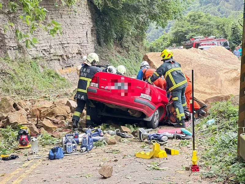 苗栗山區落石砸中轎車2人亡20250806自由時報