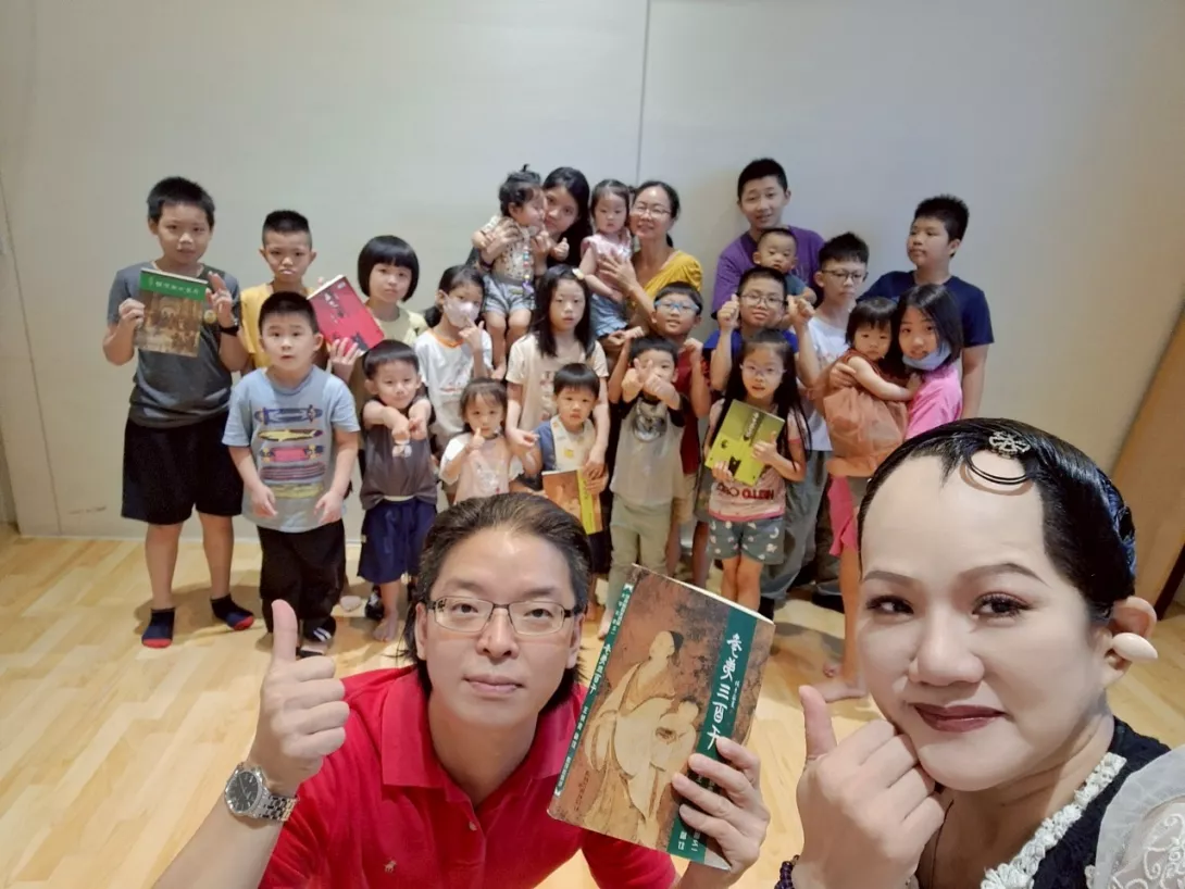 執行長趙泰銘(前左)、晶圓盛學院老師黃水晶 (前右)與讀經自學兒童合影。