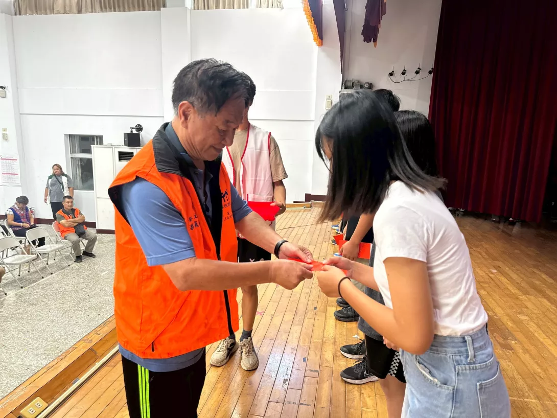 邀請扶幼委員會潘靝銘榮譽主委頒發獎助學金鼓勵孩子們就學
