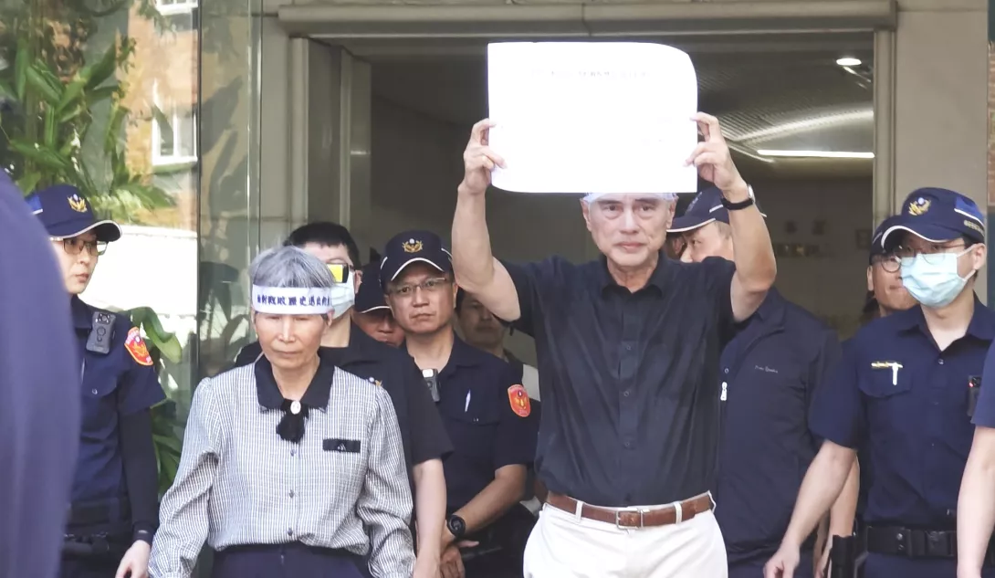 釣魚台教育協會理事長呂欽文與815抗議行動籌備小組召集人陳美霞創會理事長完成向日本台灣交流協會代表遞交抗議聲明書。釣魚台教育協會提供。