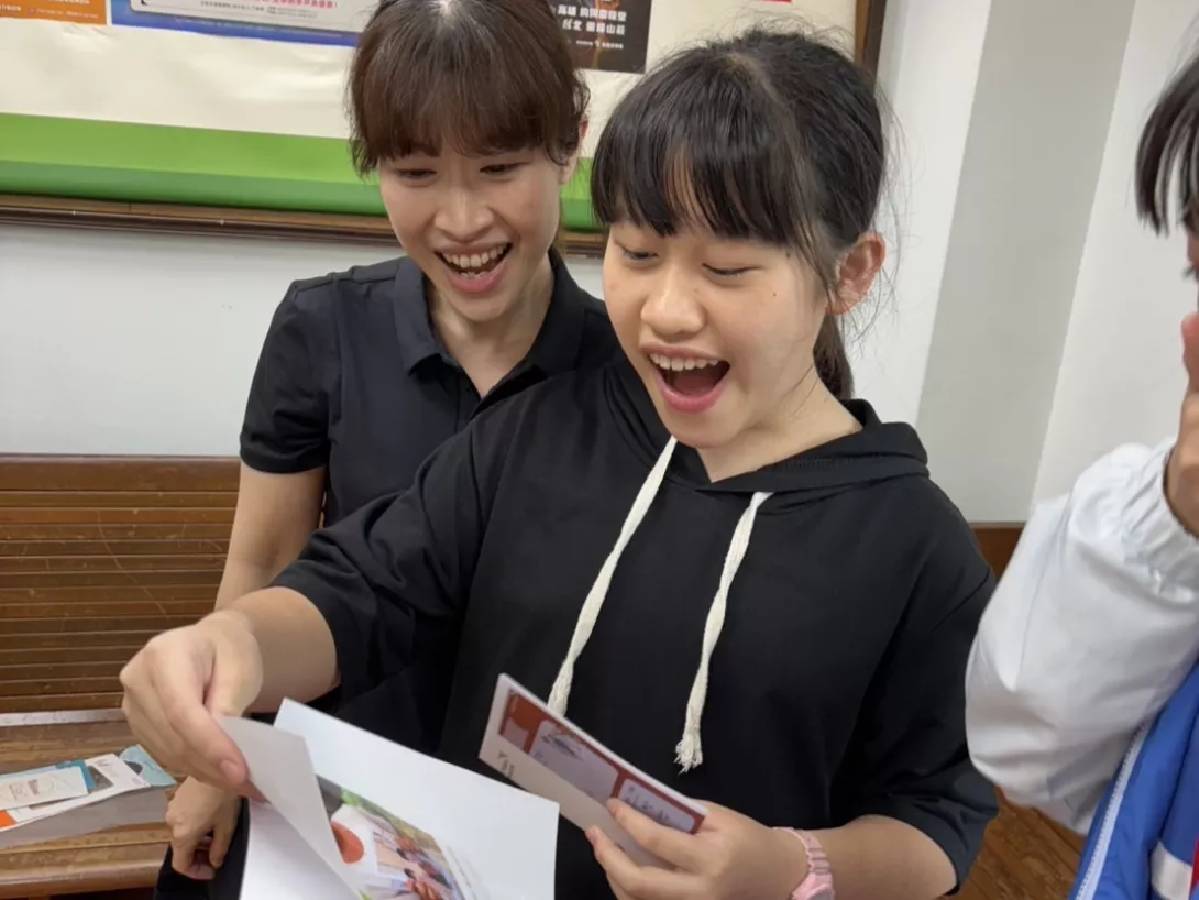 開心揭曉,究竟是哪位孩子選擇了我們呢?(曾令琳醫師與女兒)