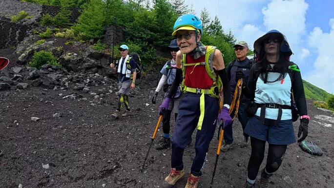 102歲阿久澤國登上富士山20250819自由時報