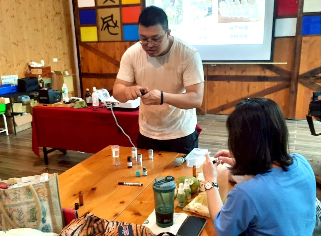 2.大川果園的青農達人鄭彥甫帶領大家製作酒精噴霧