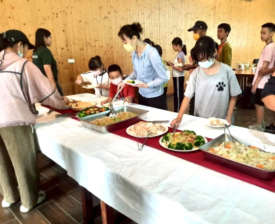 3.大家一起享用椰漿飯與柚香雞等異國料理