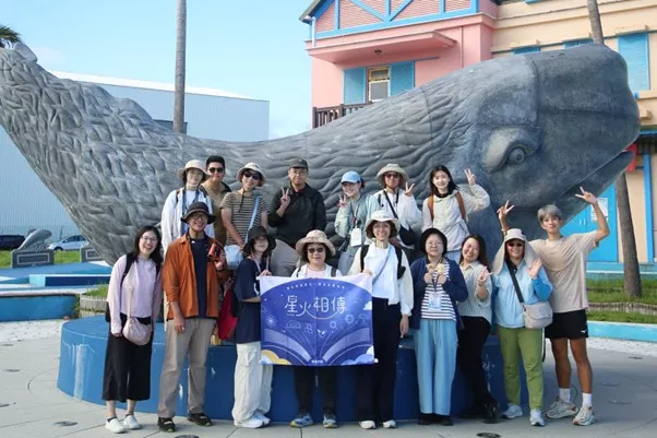 歷經兩個小時的海上巡禮,在七星潭外海遇見了上百隻的飛旋海豚。
