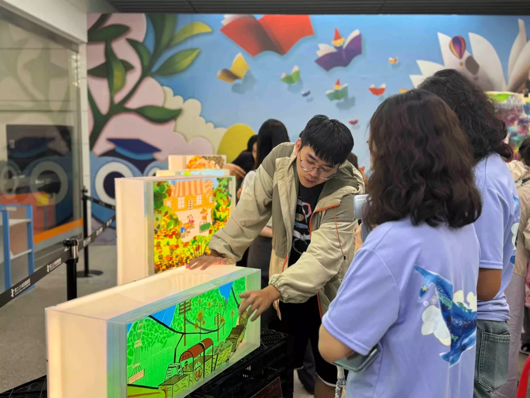 5.南投家扶青年以燈箱創作重現社區故事,喚起居民共鳴、凝聚在地情感。 (1)