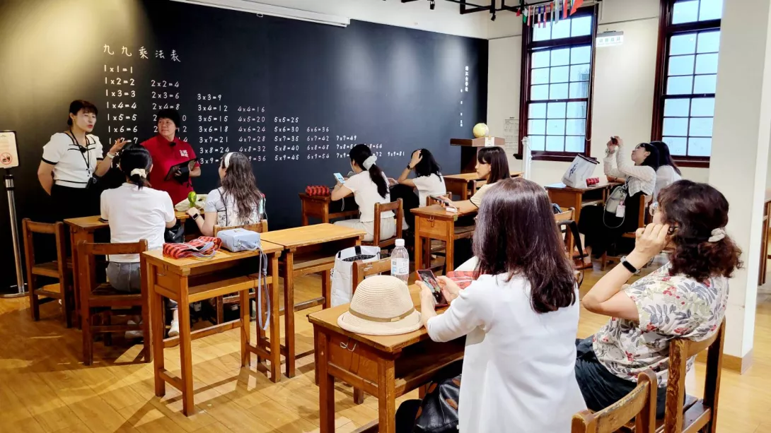 女路導覽中