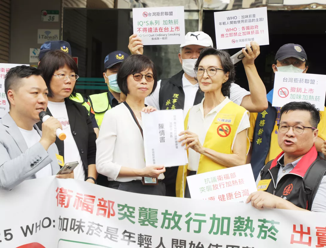 國健署副署長賈淑麗代表國健署接陳情書