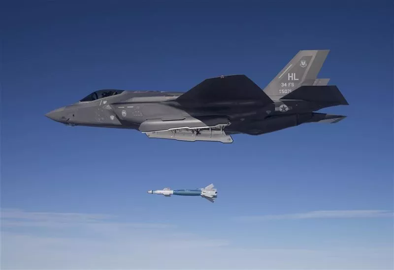 F-35A投彈首由無人機導引