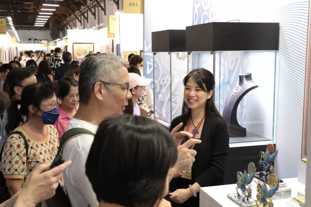 數百多件藝術作品外,文創展位展示雕塑藝術、珠寶、陶藝