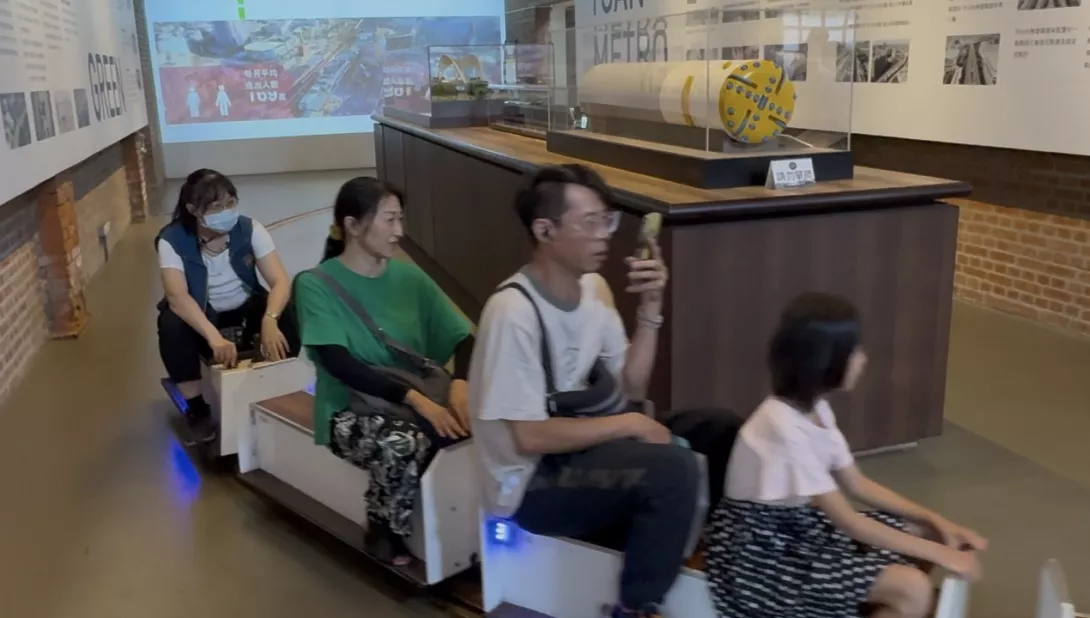 展館內大人小孩體驗坐小火車