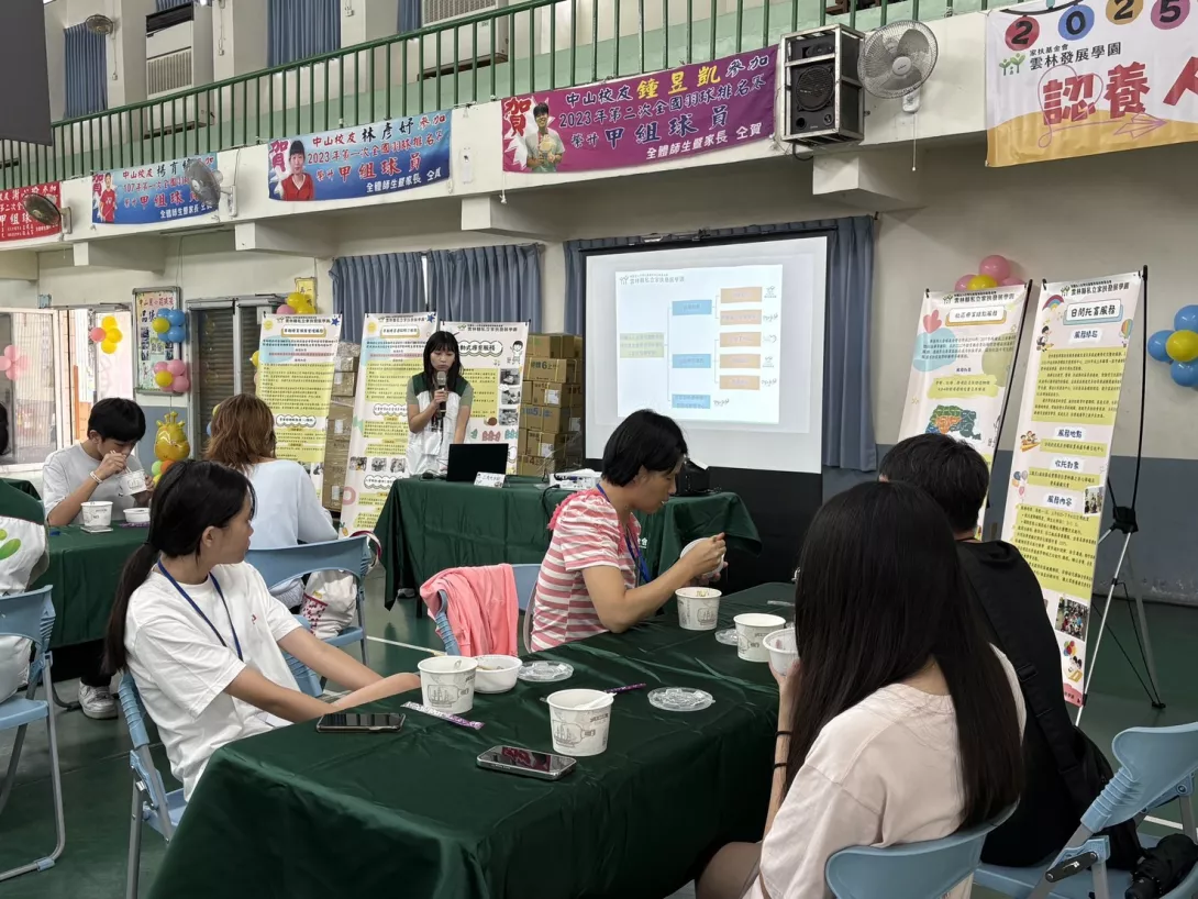 工作人員於餐敘時間進行簡報