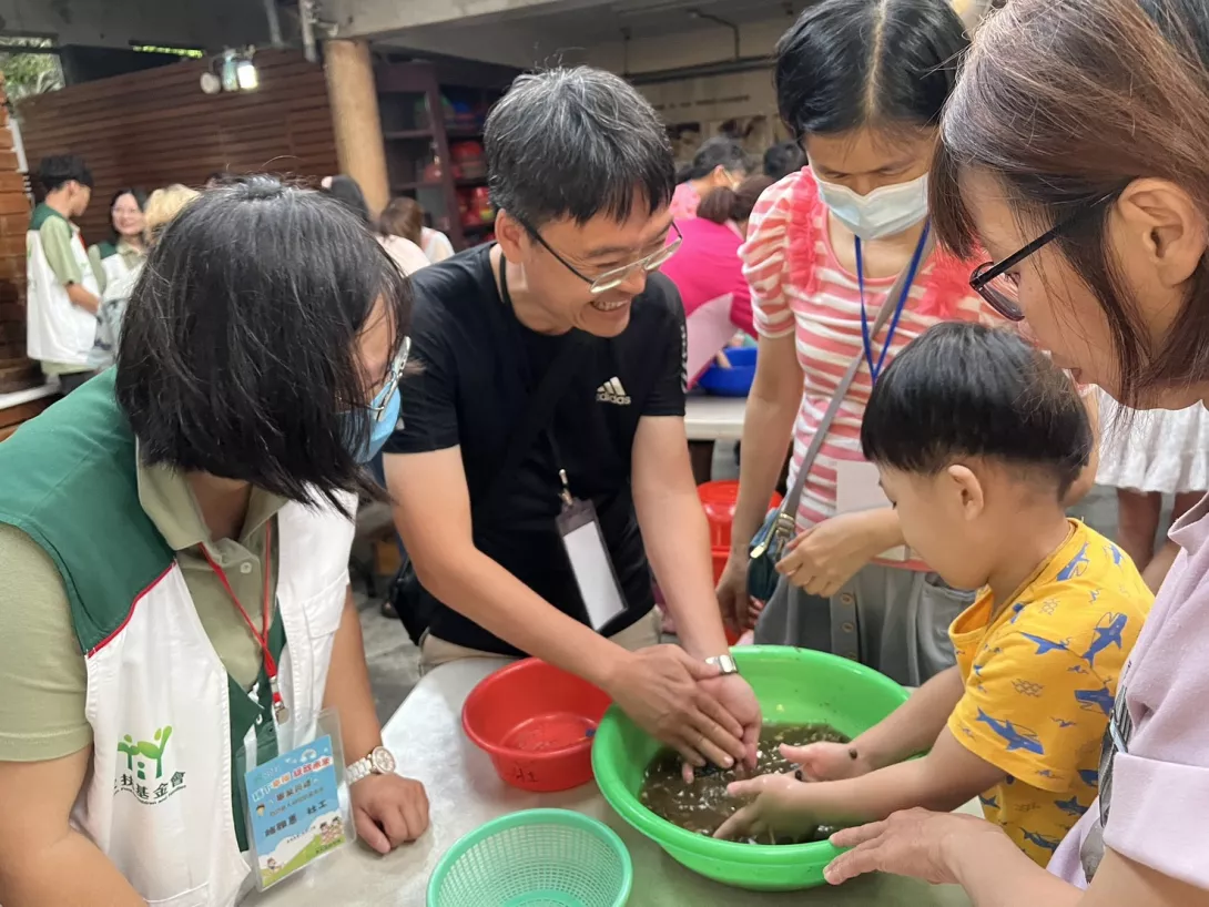 認養人與孩子開心做醬油