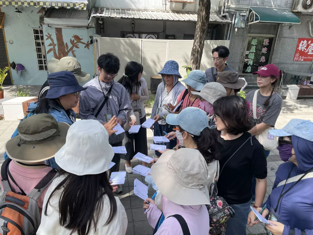 ▲ 團隊在樹蔭下圍成小圈,從觀察切入討論,共同學習樹木與城市空間的互動。