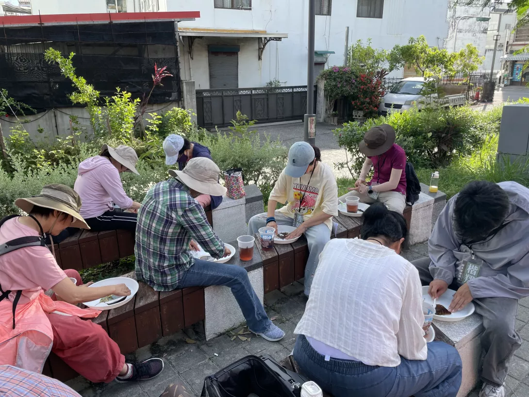 ▲ 學員們動手進行樹木觀察實驗,專注記錄,將理論轉化為真實的行動經驗。