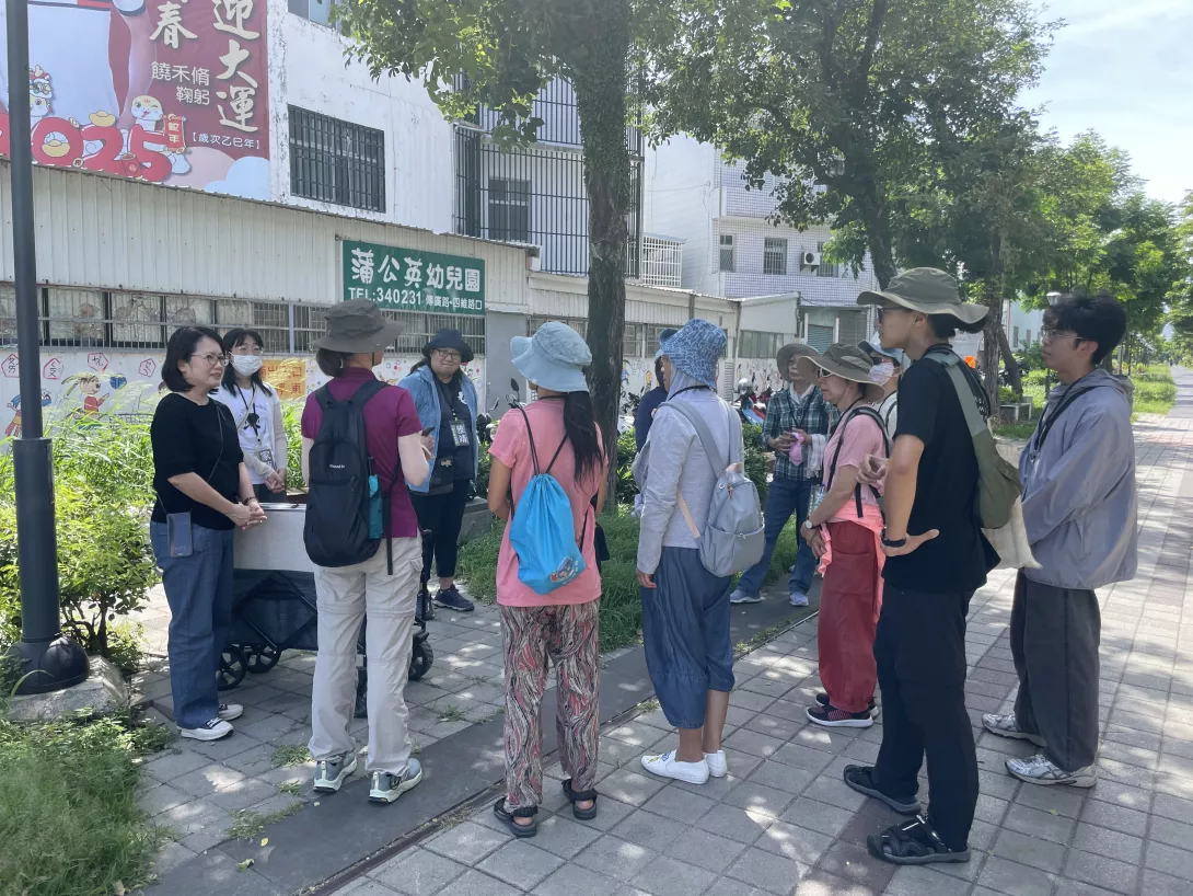 ▲ 戶外課程進行中,學員們圍在樹下,隨著講師的引導,認識不同樹種的特徵與健康狀態。
