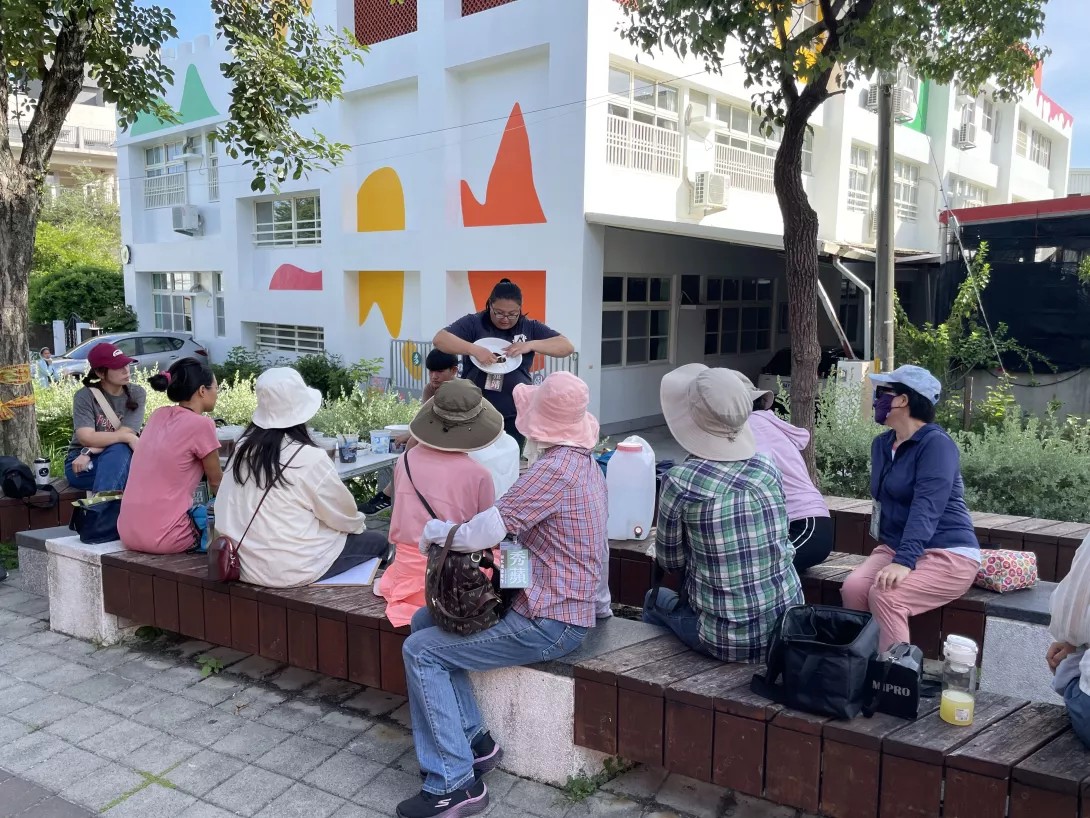 ▲ 行動工作坊後段,講師示範手作操作,引導學員以實際行動理解植物的生命週期。