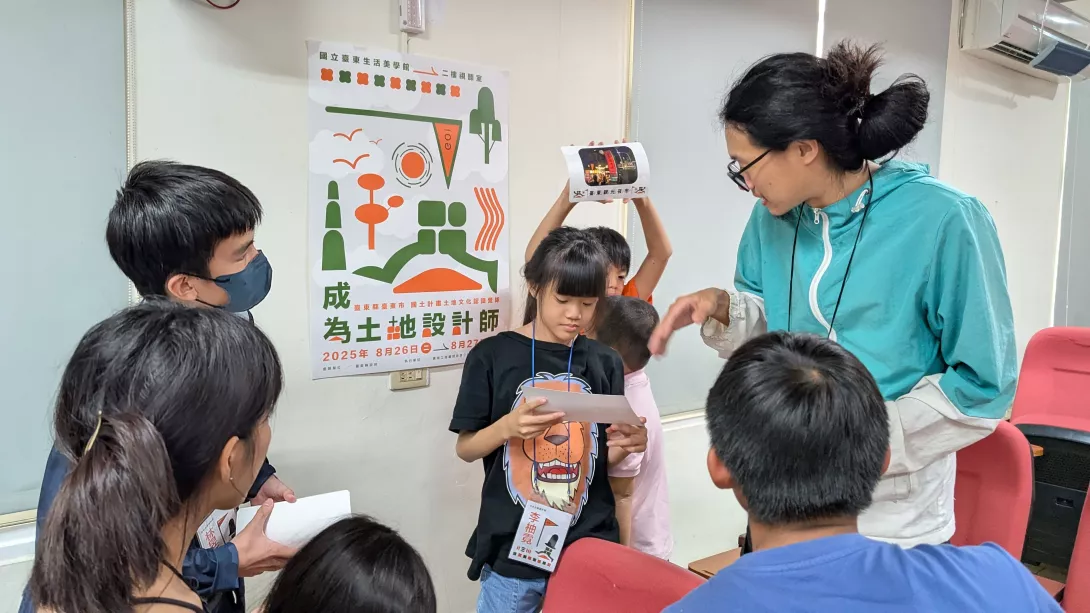 ▲ 進入城市規劃實作環節,講師運用地景圖卡引領孩子們思考,討論如何設計。