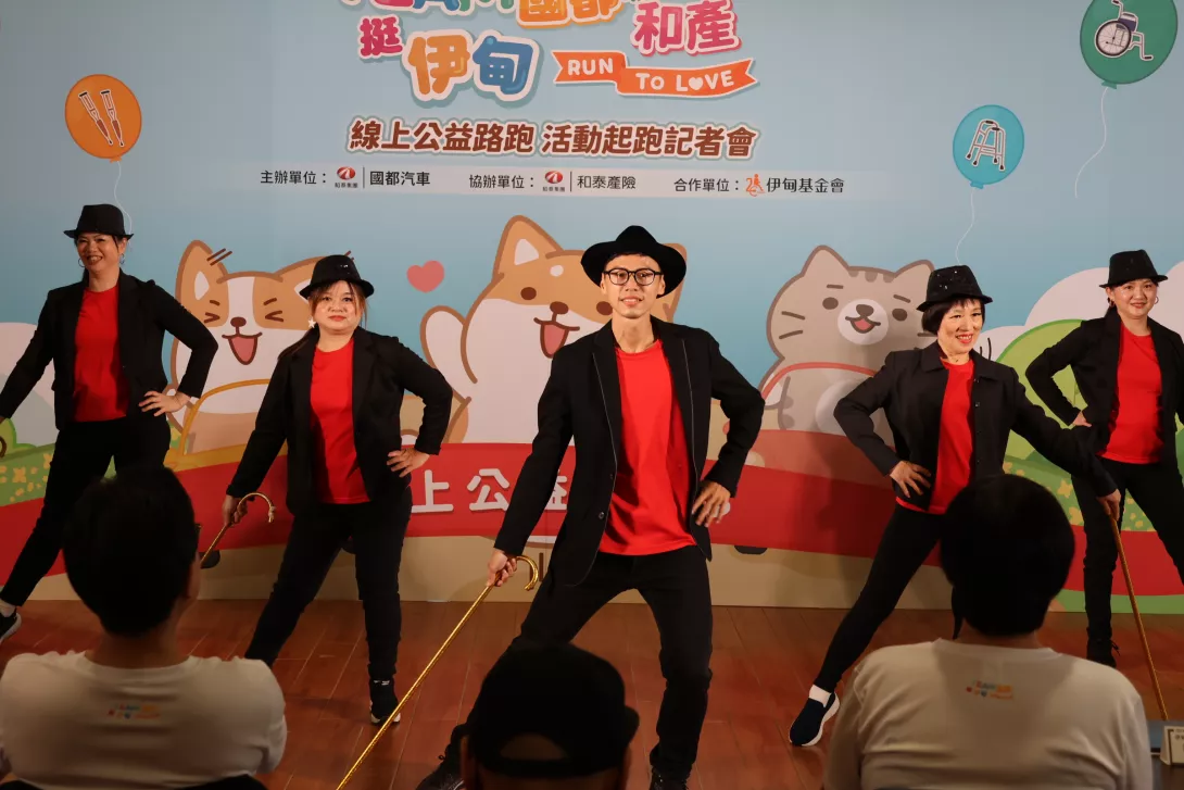 伊甸半音舞集精彩的舞蹈表演,獲得台下觀眾的熱烈掌聲。