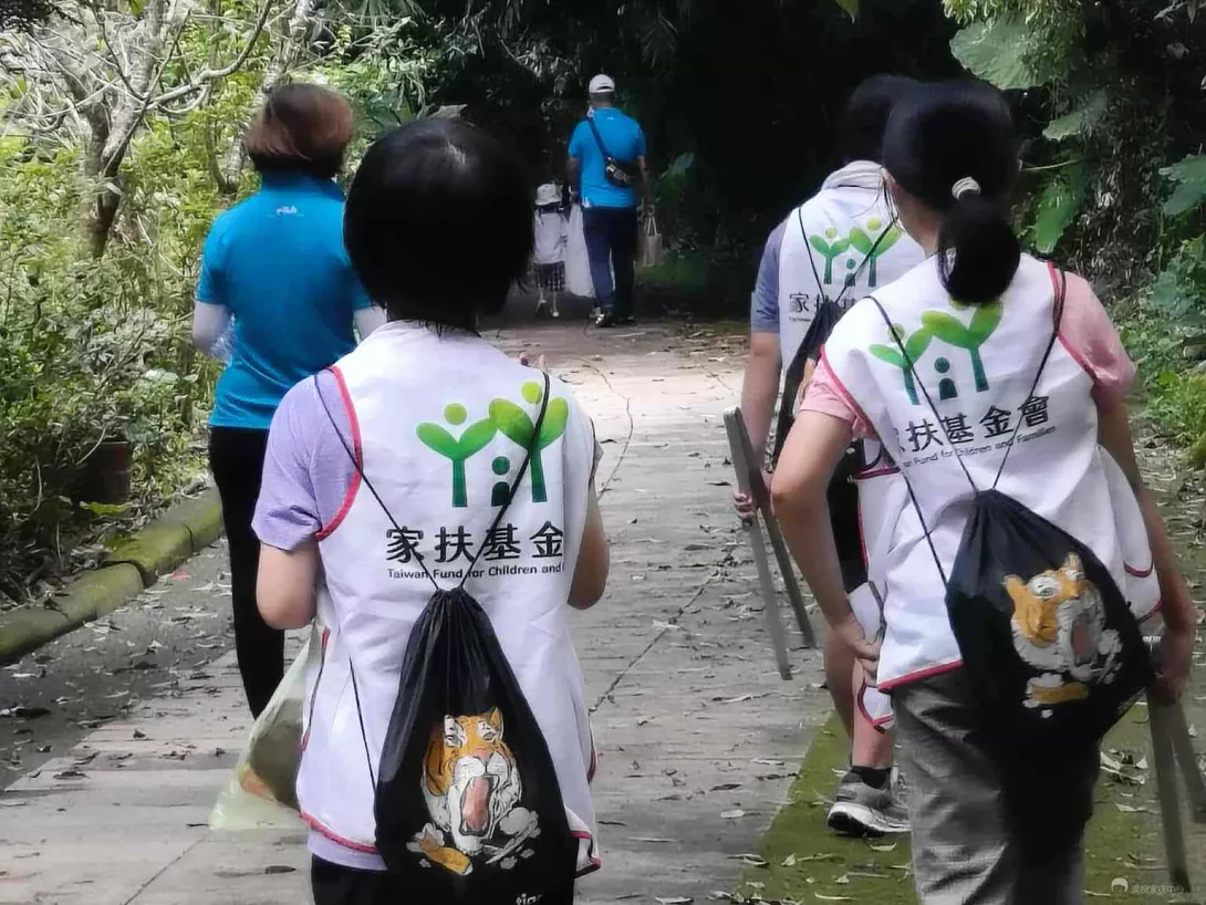 南投家扶孩童踏穩腳步響應淨山活動 學習環境教育