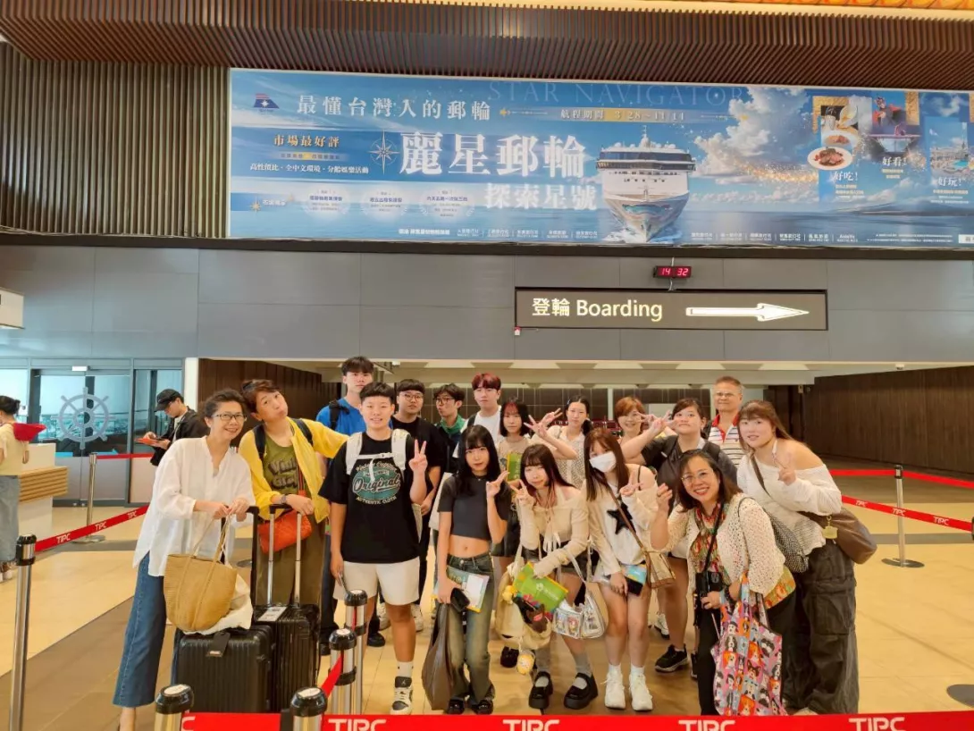 圖一:東南科技大學休閒事業管理系的師生們,精神奕奕地在郵輪登船口合影留念,準備展開為期四天三夜的國際見習航程。
