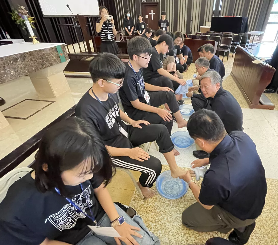 圖三:曾鴻鍊執行董事(右二)為學生會副會長郭烜志洗腳,他勉勵學生幹部秉持謙卑與感恩的態度,成為服務型領導者。