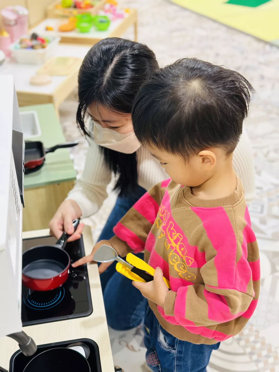 場館服務陪伴孩子一起玩樂
