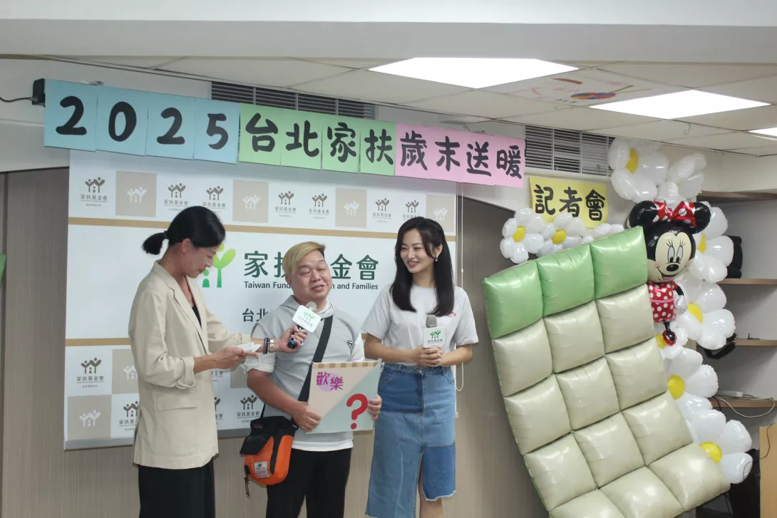 展愛志工義氣團成員游建成揭開暖心福袋