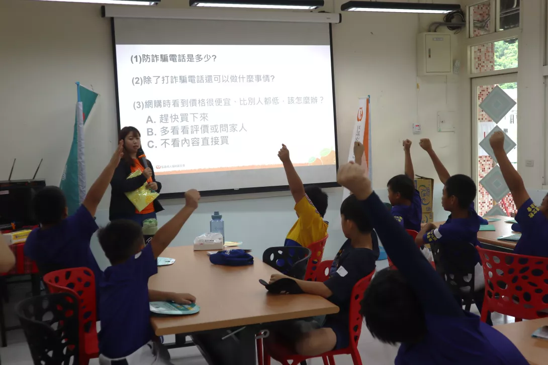 弘道基金會-現場進行防詐隨堂考,老少學員熱烈搶答,寓教於樂中深植防詐觀念
