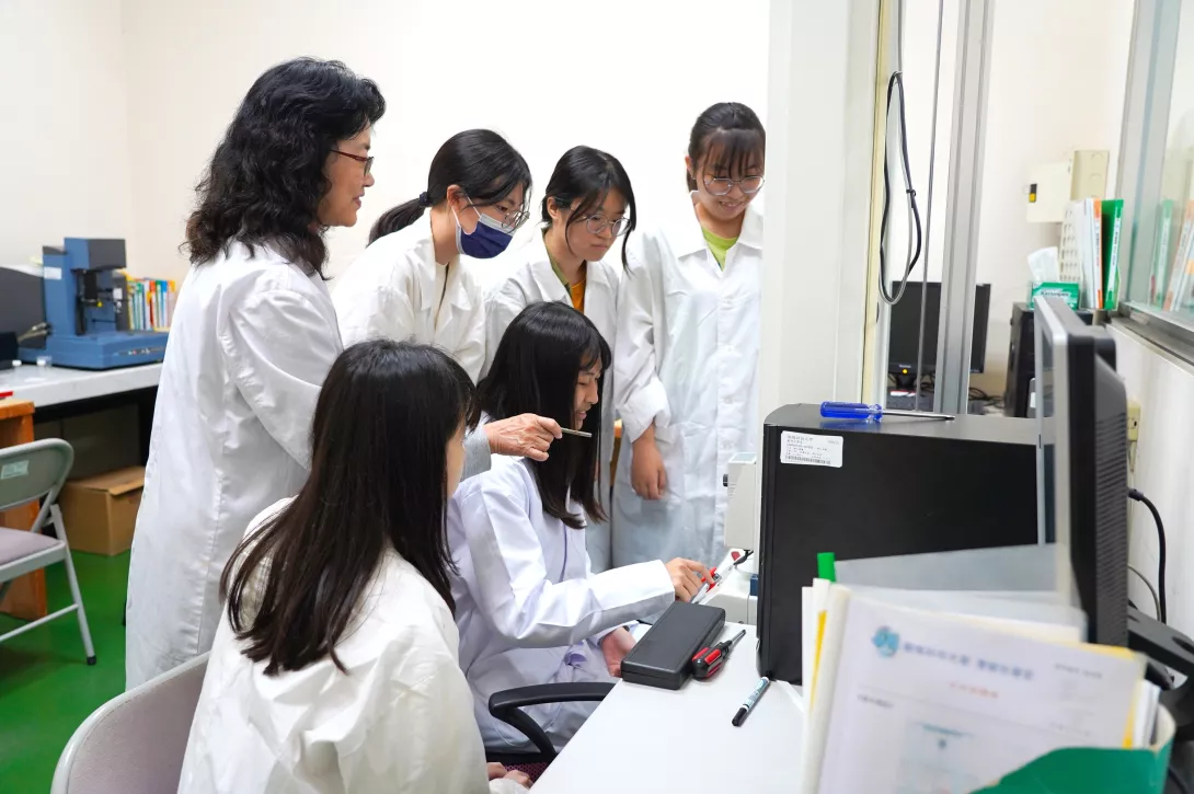 應化系石燕鳳教授多年執行教育部大專校院STEM領域及女性研發人才培育計畫,致力培育女性科學家不遺餘力。