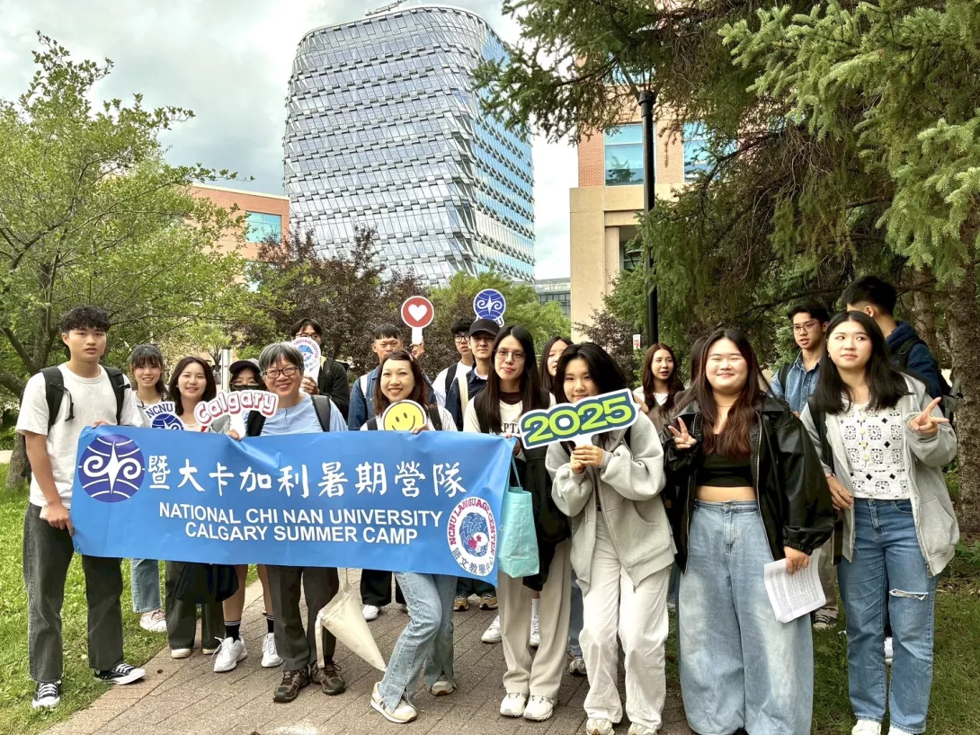暨南大學語文教學中心主任羅麗蓓(左五)親自擔任帶隊老師,攜39學子赴加沉浸式學習,拓展國際視野。