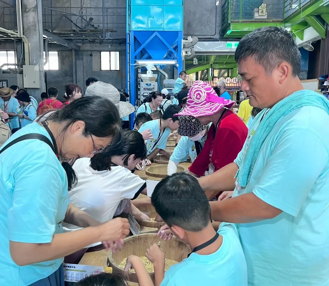 米國小學堂-家長陪孩子體驗不同米的觸感1